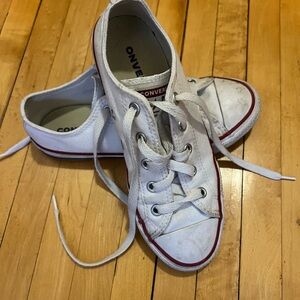 Converse Kids White low Chuck Taylor Sneakers size 2.5